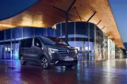 Renault Trucks Trafic Red Edition in front of a shop by night